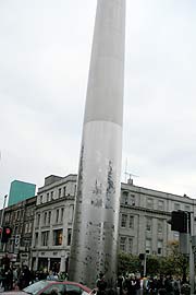 Mitten auf der O'Connell Street steht der 120 m hohe Dublin Spire (Foto: Martin Schmitz)